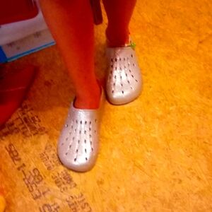 Just be size 7 glittery silver Crocs